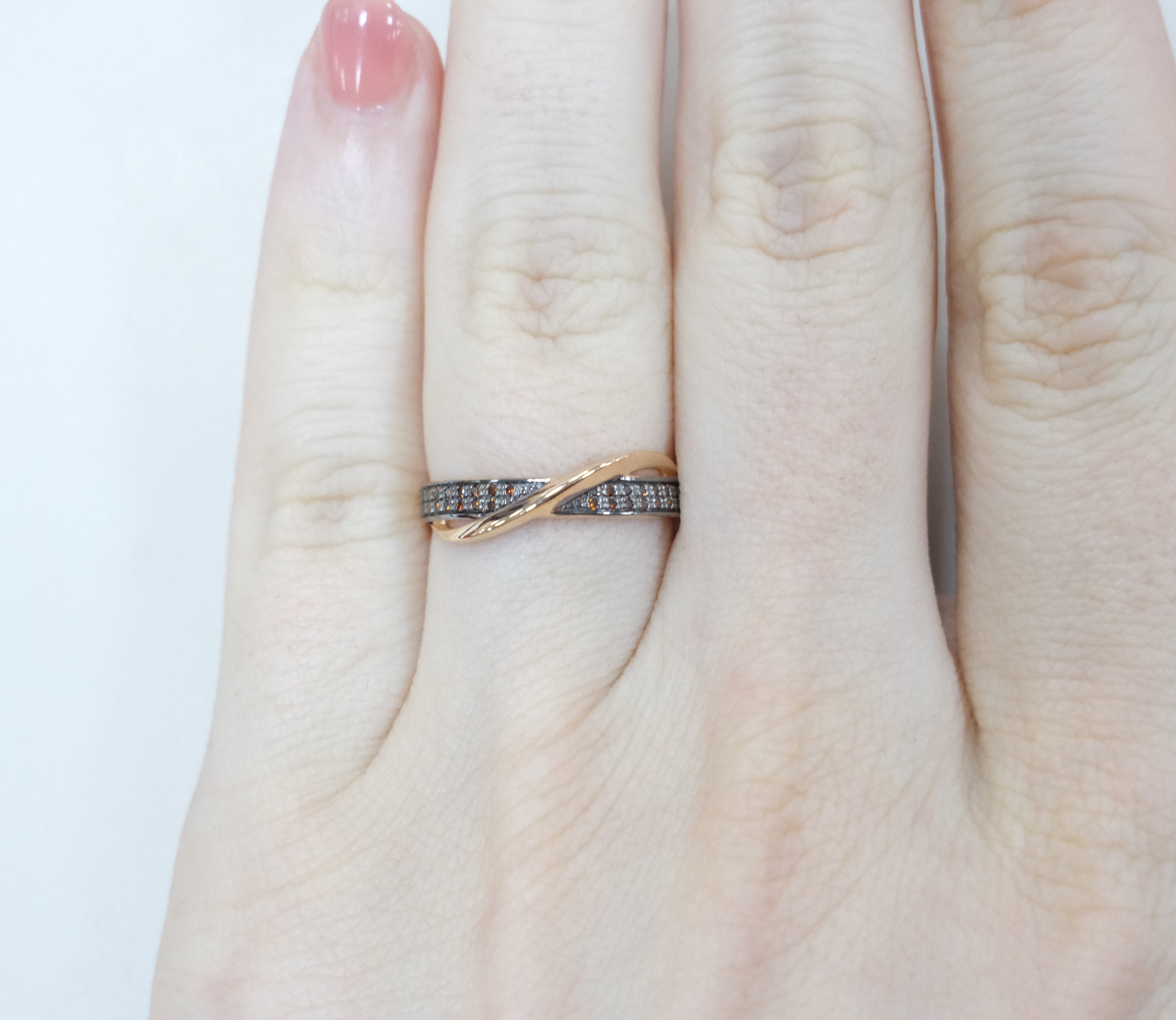 Кольцо из золота с оранжевыми бриллиантами